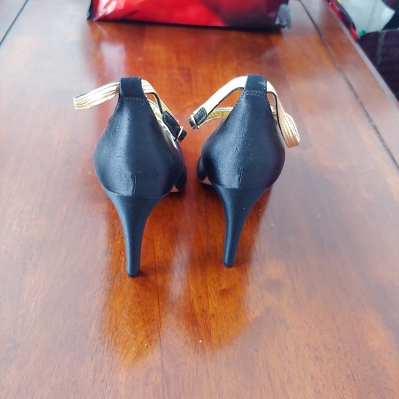 AVAILABLE ONLY IN THE BUNDLE/ Amazing Nine West 9 1/2 Heels, black and gold - Picture 13 of 15